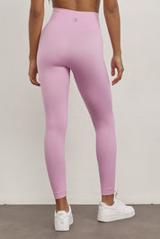 טייץ סקיני ארוך ללא תפר.גזרה גבוהה מאוד.בד מחטב. עיצוב פסי ריב לצדי הטייץ.גוון ורוד בהיר.בגוון זה מומלץ ללבוש תחתון ללא תפר, גוון בהיר ולכן עם פחות אטימות.לתשומת לבך: בעקבות הבדלים בין הבדים של הטופ והטייץ ייתכנו שינויים קלים בגוון.