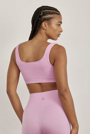 טופ מפסי ריב עדינים, ללא תפר.צווארון מרובע (בחלק הקדמי והאחורי).בד רך ומקצועי, הטופ ללא ריפוד וללא פתח להכנסת ריפוד.גוון ורוד.לתשומת לבך: בעקבות הבדלים בין הבדים של הטופ והטייץ ייתכנו שינויים קלים בגוון.