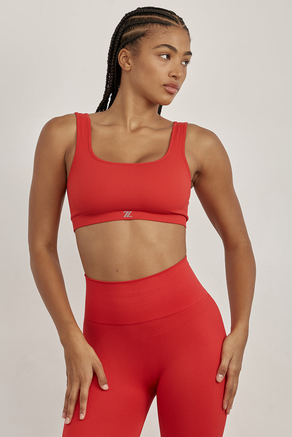 טופ מפסי ריב עדינים, ללא תפר.צווארון מרובע (בחלק הקדמי והאחורי).בד רך ומקצועי, הטופ ללא ריפוד וללא פתח להכנסת ריפוד.גוון אדום.לתשומת לבך: בעקבות הבדלים בין הבדים של הטופ והטייץ ייתכנו שינויים קלים בגוון.