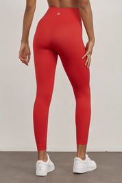 טייץ סקיני ארוך ללא תפר.גזרה גבוהה מאוד.בד מחטב. עיצוב פסי ריב לצדי הטייץ.גוון אדום.לתשומת לבך: בעקבות הבדלים בין הבדים של הטופ והטייץ ייתכנו שינויים קלים בגוון.