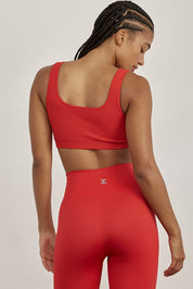 טופ מפסי ריב עדינים, ללא תפר.צווארון מרובע (בחלק הקדמי והאחורי).בד רך ומקצועי, הטופ ללא ריפוד וללא פתח להכנסת ריפוד.גוון אדום.לתשומת לבך: בעקבות הבדלים בין הבדים של הטופ והטייץ ייתכנו שינויים קלים בגוון.