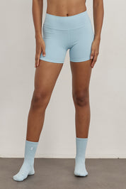 שורט מבד elevated polyamide בגוון תכלת, חגורת אמצע