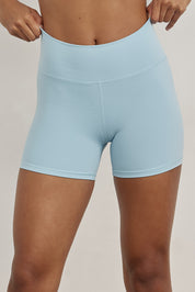 שורט מבד elevated polyamide בגוון תכלת, חגורת אמצע