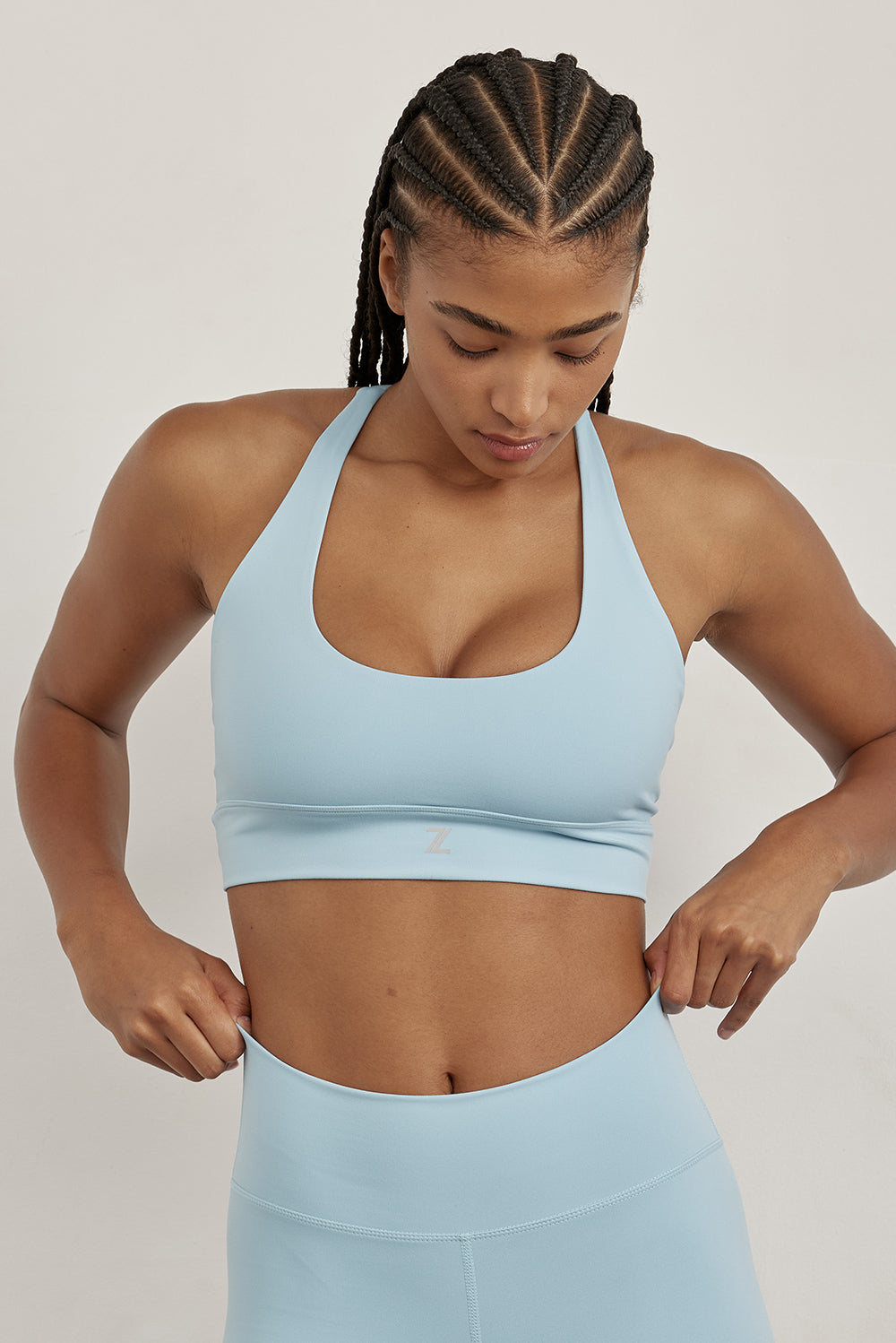 טופ מפתח עמוק מבד פוליאמיד, ללא פתח הכנסת ריפוד וללא ריפוד נשלף, בגוון תכלת