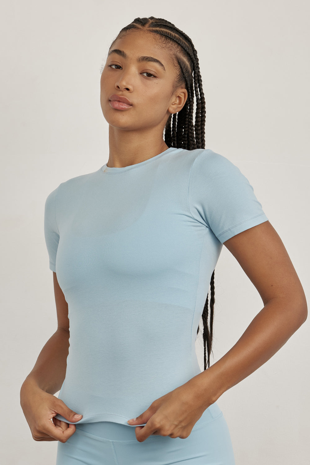 חולצת בייסיק מבד כותנה, שרוול קצר, צווארון סגור, נעימה ובגוון תכלת