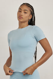 חולצת בייסיק מבד כותנה, שרוול קצר, צווארון סגור, נעימה ובגוון תכלת