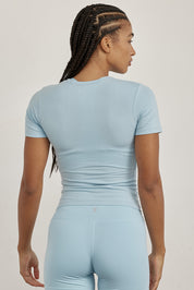 חולצת בייסיק מבד כותנה, שרוול קצר, צווארון סגור, נעימה ובגוון תכלת