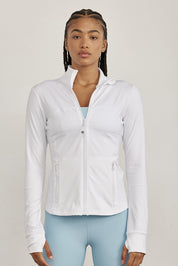 ג׳קט רוכסן מלא בגוון ללבן, בגזרה הדוקה יותר, שילוב של כיסים פרונלטיים, ומקום לאגודל.