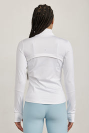 ג׳קט רוכסן מלא בגוון ללבן, בגזרה הדוקה יותר, שילוב של כיסים פרונלטיים, ומקום לאגודל.