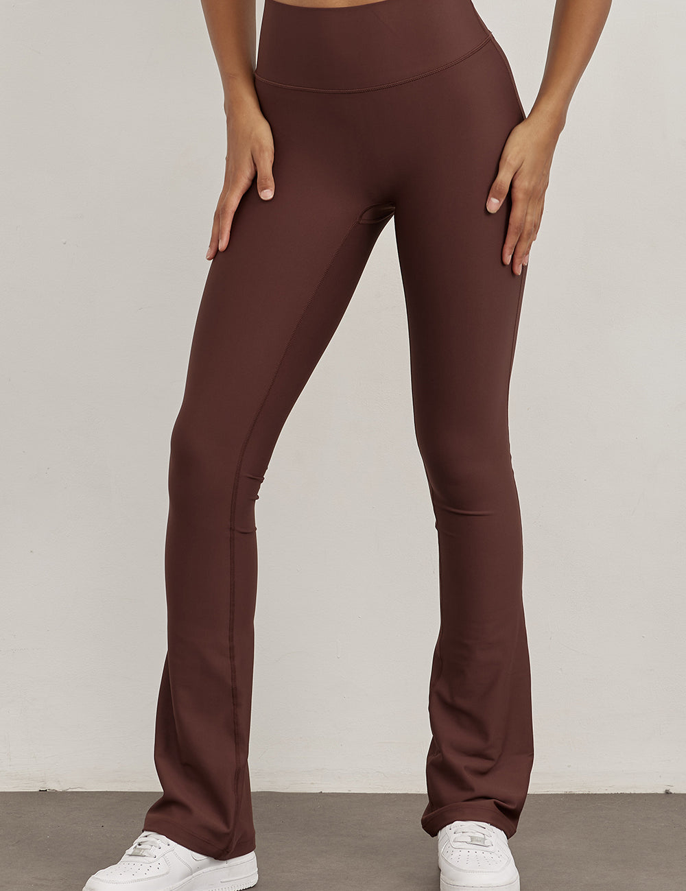 טייץ מתרחב מבד 4 כיוונים בגוון חום שוקולוד, גזרה גבוהה