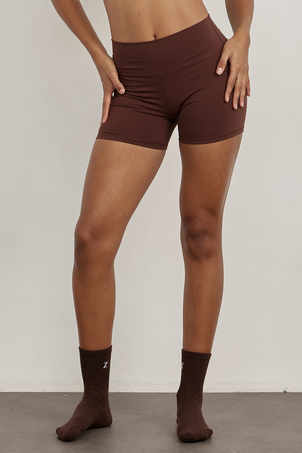 שורט מבד elevated polyamide בגוון חום שוקולוד, חגורת אמצע