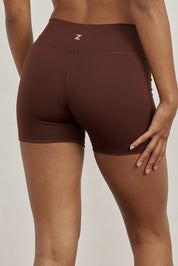 שורט מבד elevated polyamide בגוון חום שוקולוד, חגורת אמצע