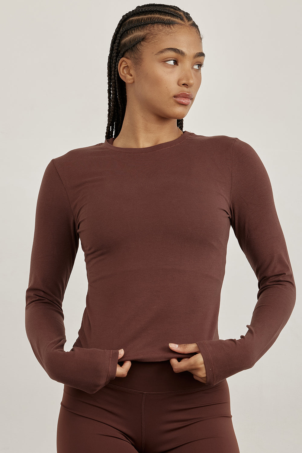 חולצת בייסיק מבד כותנה, שרוול ארוך, צווארון סגור, נעימה ובגוון חום שוקולוד