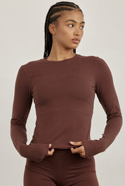 חולצת בייסיק מבד כותנה, שרוול ארוך, צווארון סגור, נעימה ובגוון חום שוקולוד