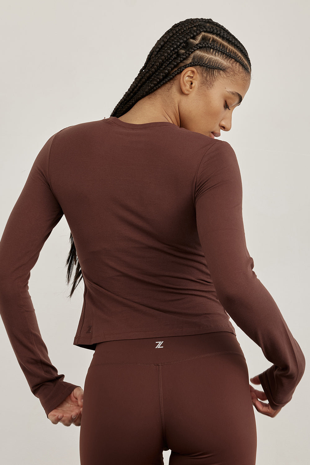 חולצת בייסיק מבד כותנה, שרוול ארוך, צווארון סגור, נעימה ובגוון חום שוקולוד