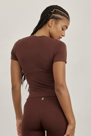 חולצת בייסיק מבד כותנה, שרוול קצר, צווארון סגור, נעימה ובגוון חום שוקולד