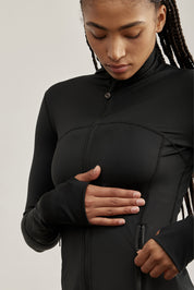 ג׳קט רוכסן מלא בגוון שחור, בגזרה הדוקה יותר, שילוב של כיסים פרונלטיים, ומקום לאגודל.