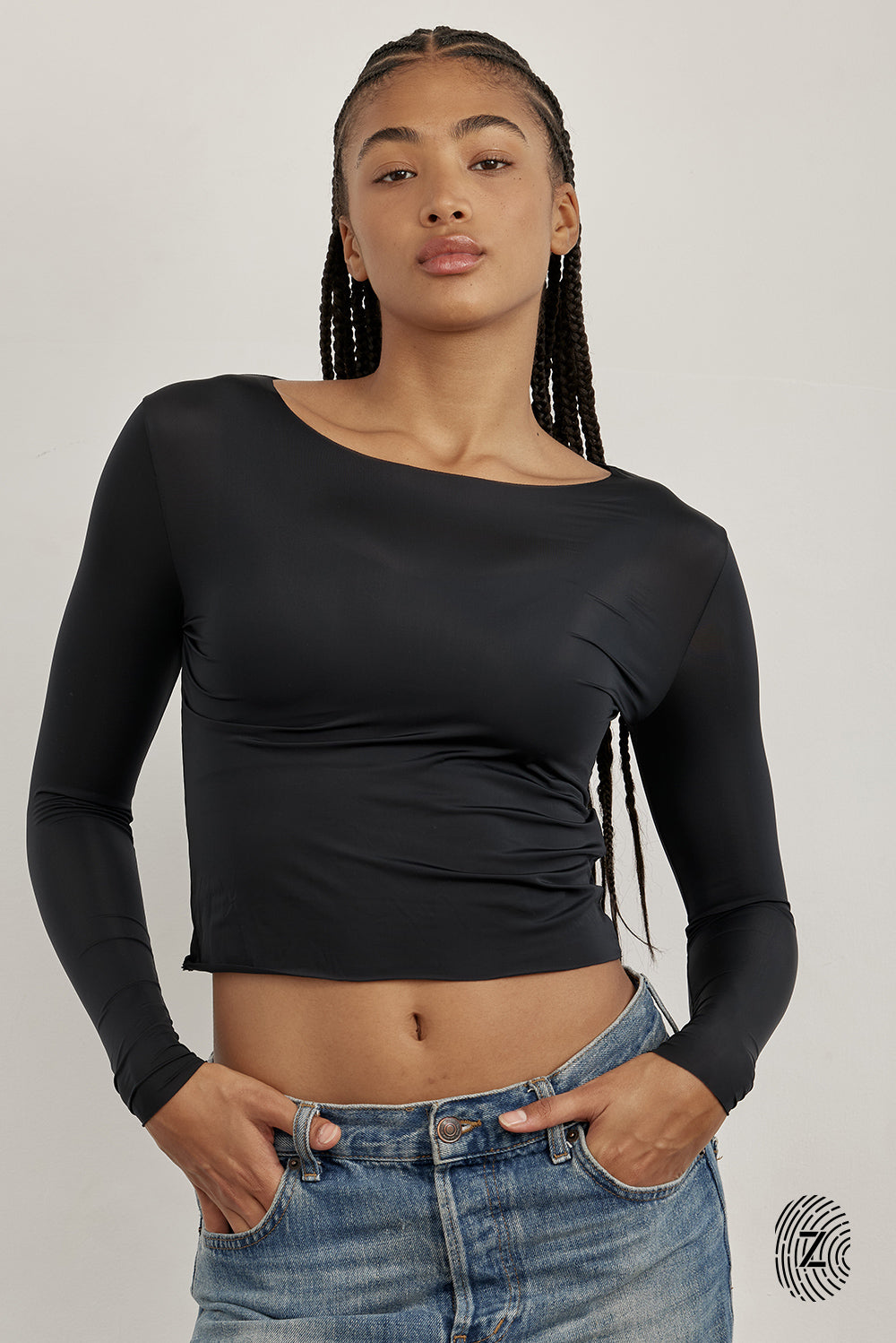 חולצת שרוול ארוך - מבד שאינו אטום, צווארון עגול, החולצה מבד דק ואינה ארוכה מדי באורכה. גוון שחור