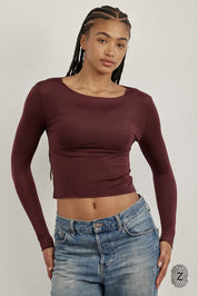 חולצת שרוול ארוך - מבד שאינו אטום, צווארון עגול, החולצה מבד דק ואינה ארוכה מדי באורכה. גוון בורדו