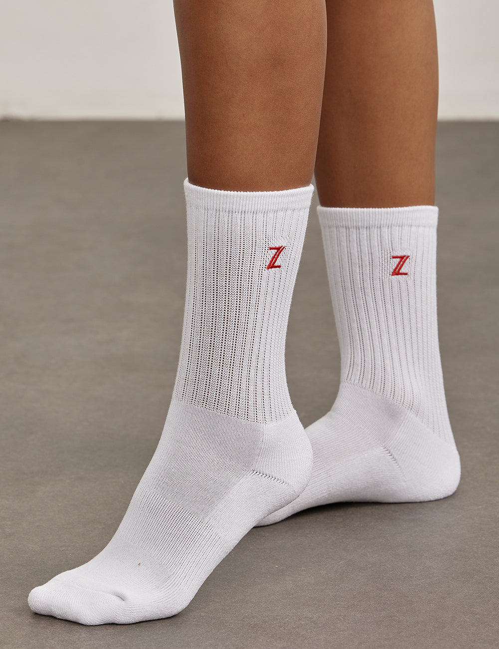 Z SOCKSזוג גרביים בגוון לבן.לוגו Z בגוון אדום.מידה: ONE SIZE