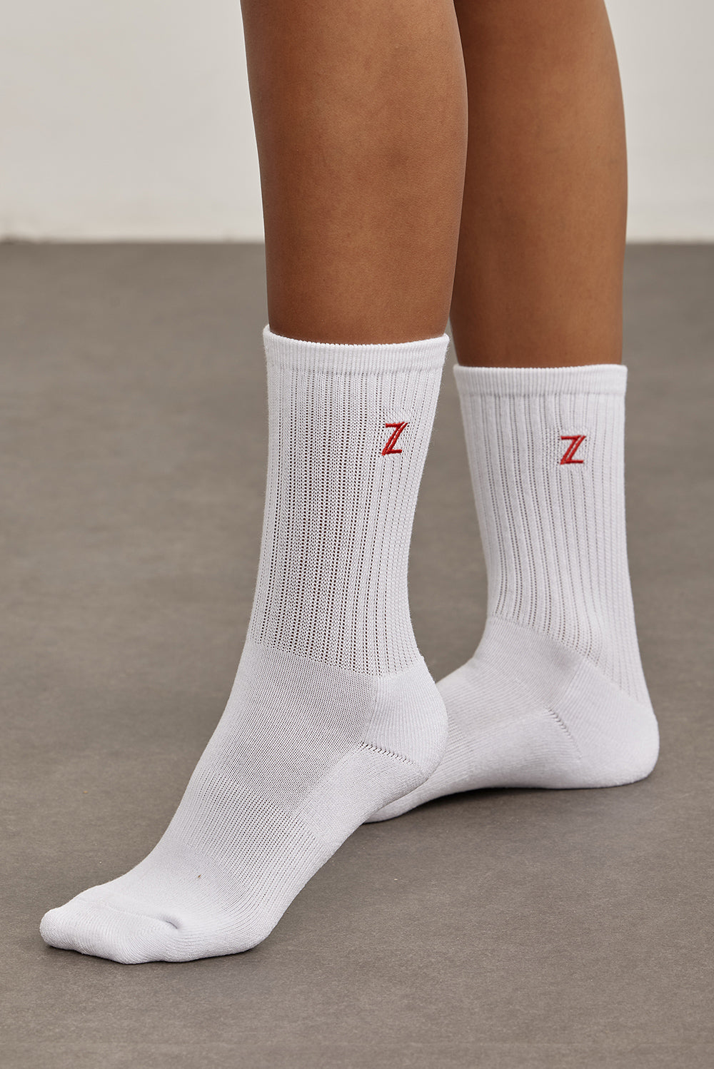 Z SOCKSזוג גרביים בגוון לבן.לוגו Z בגוון אדום.מידה: ONE SIZE