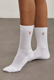 Z SOCKSזוג גרביים בגוון לבן.לוגו Z בגוון אדום.מידה: ONE SIZE