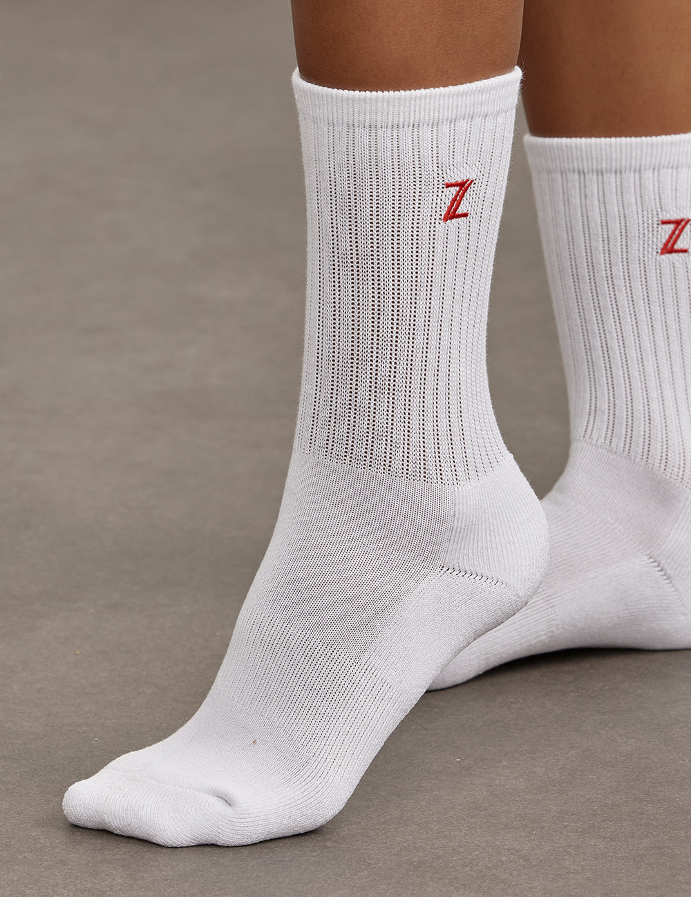 Z SOCKSזוג גרביים בגוון לבן.לוגו Z בגוון אדום.מידה: ONE SIZE