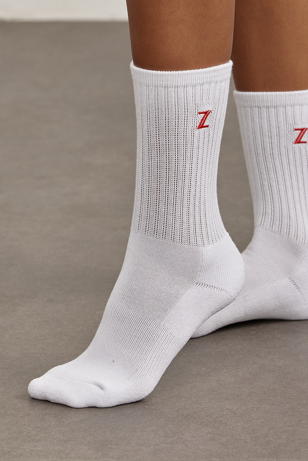Z SOCKSזוג גרביים בגוון לבן.לוגו Z בגוון אדום.מידה: ONE SIZE