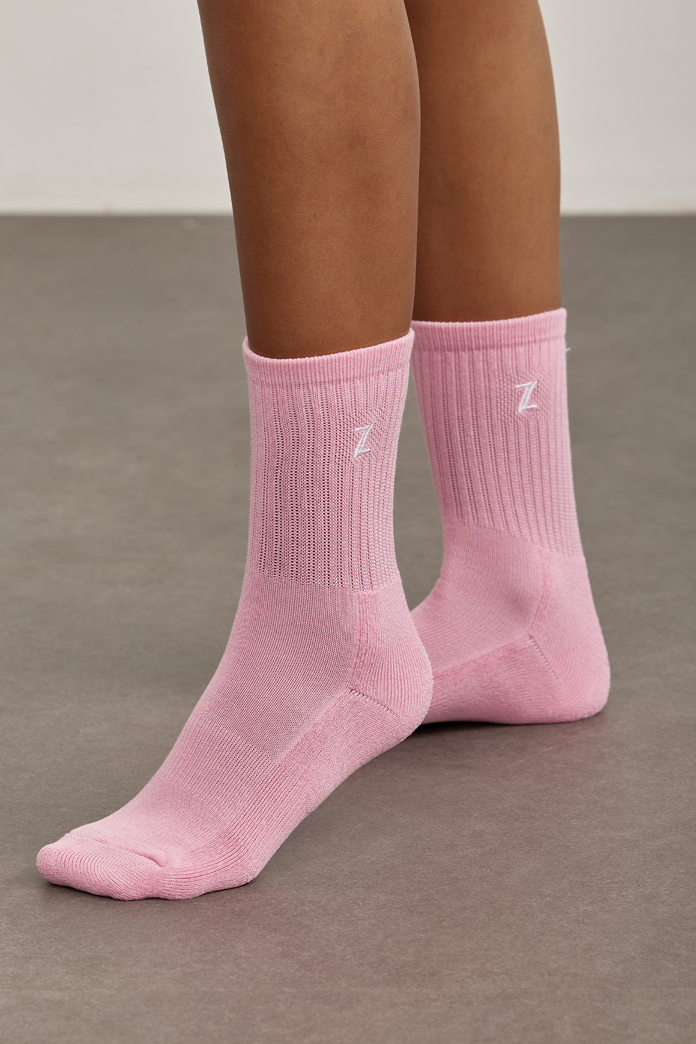 Z SOCKSזוג גרביים בגוון ורוד.לוגו Z בגוון לבן.מידה: ONE SIZE