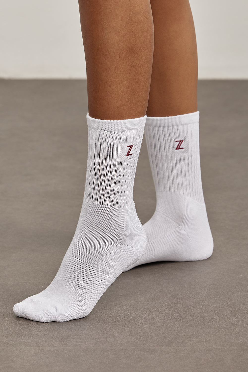 גרב לבנה עם לוגו z בגוון בורדו