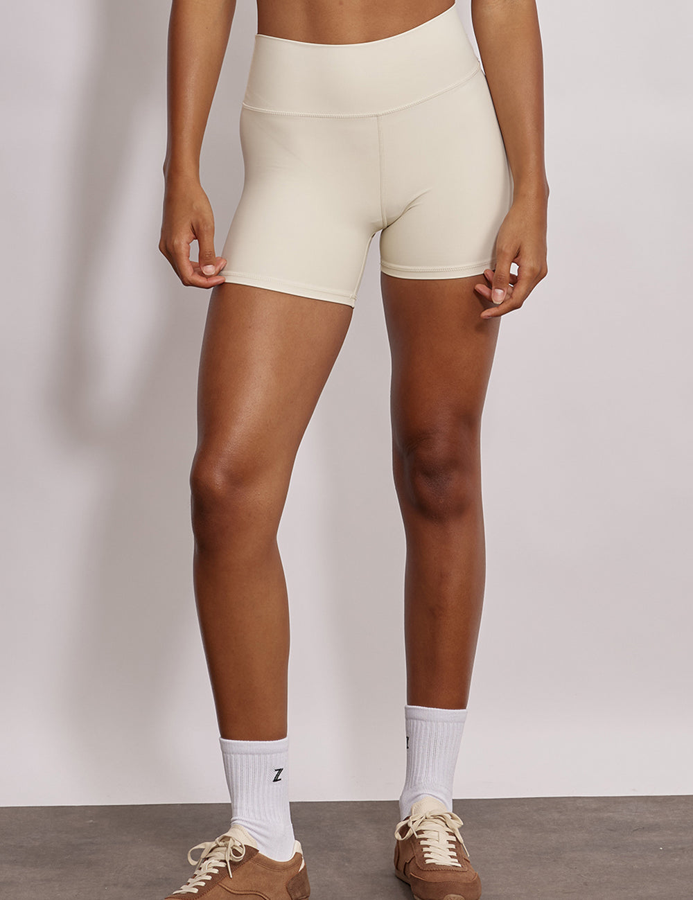 שורט מדגם ADEL 82 מבד 4 כיוונים המתקדם, בגוון שמנת