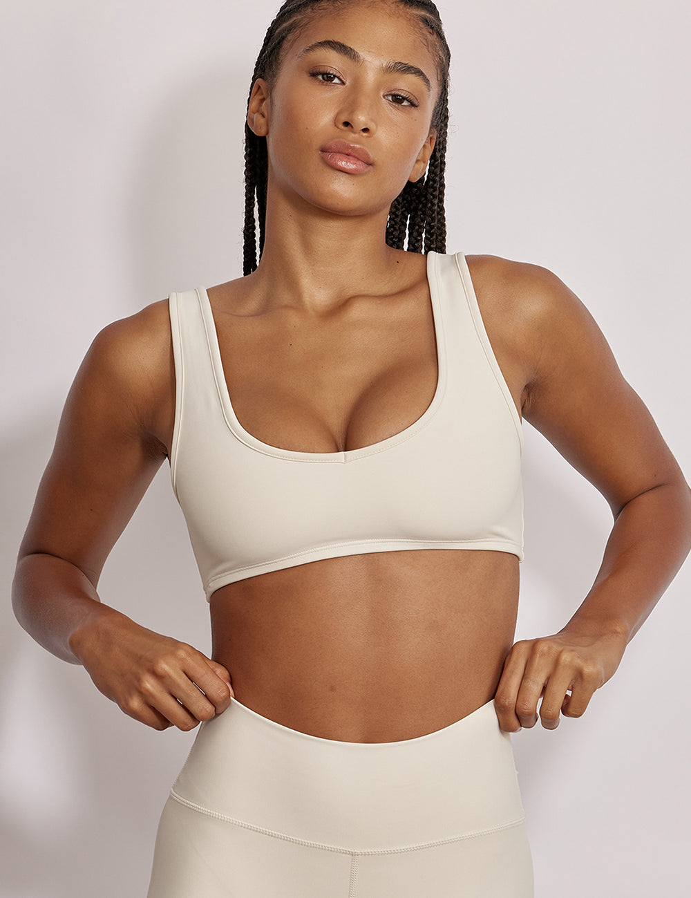 טופ מדגם ADEL 88 מבד 4 כיוונים המתקדם, בגזרת וי, הטופ ללא ריפוד נשלף וללא פתח להכנסת ריפוד - בגוון שמנת