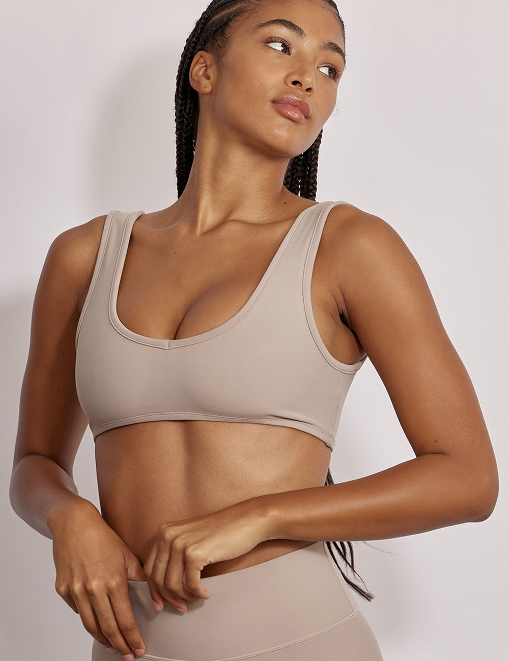 טופ מדגם ADEL 88 מבד 4 כיוונים המתקדם, בגזרת וי, הטופ ללא ריפוד נשלף וללא פתח להכנסת ריפוד - בגוון אפור