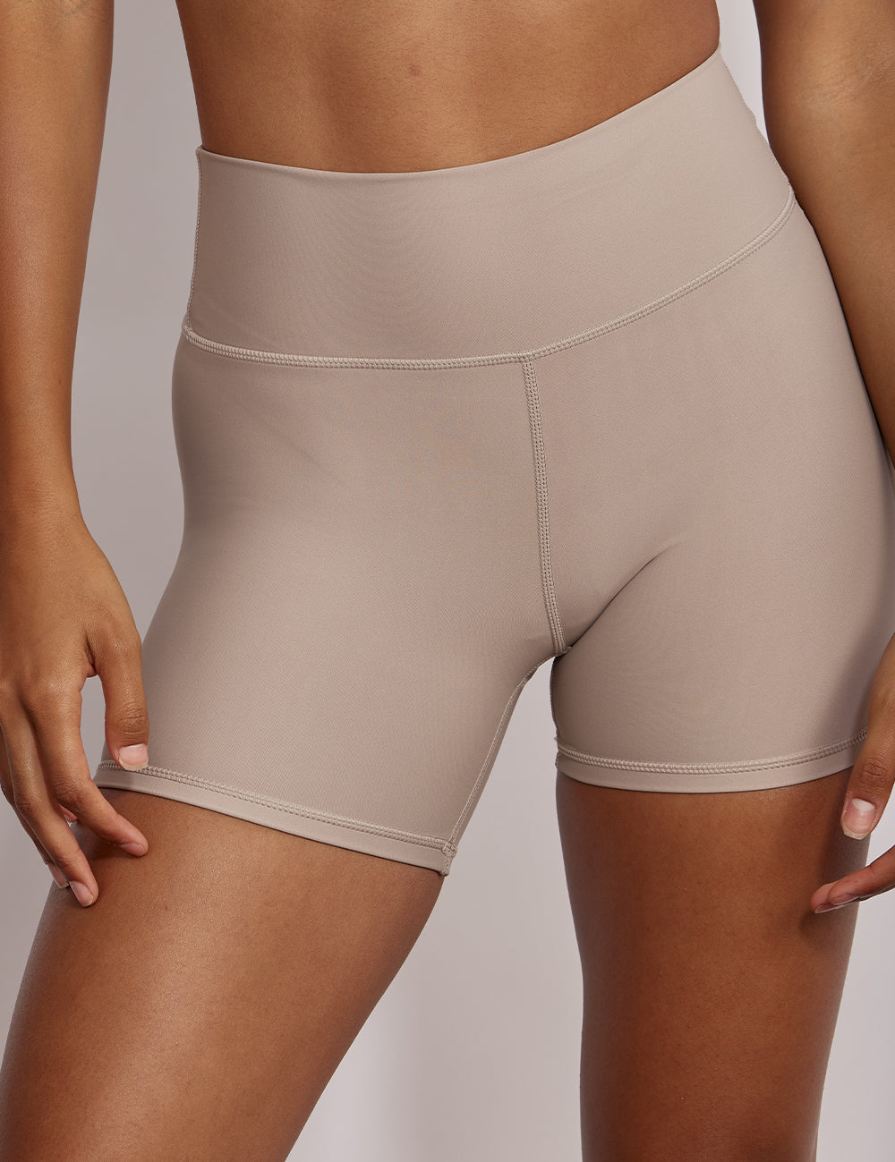 שורט מדגם ADEL 82 מבד 4 כיוונים המתקדם, בגוון אפור