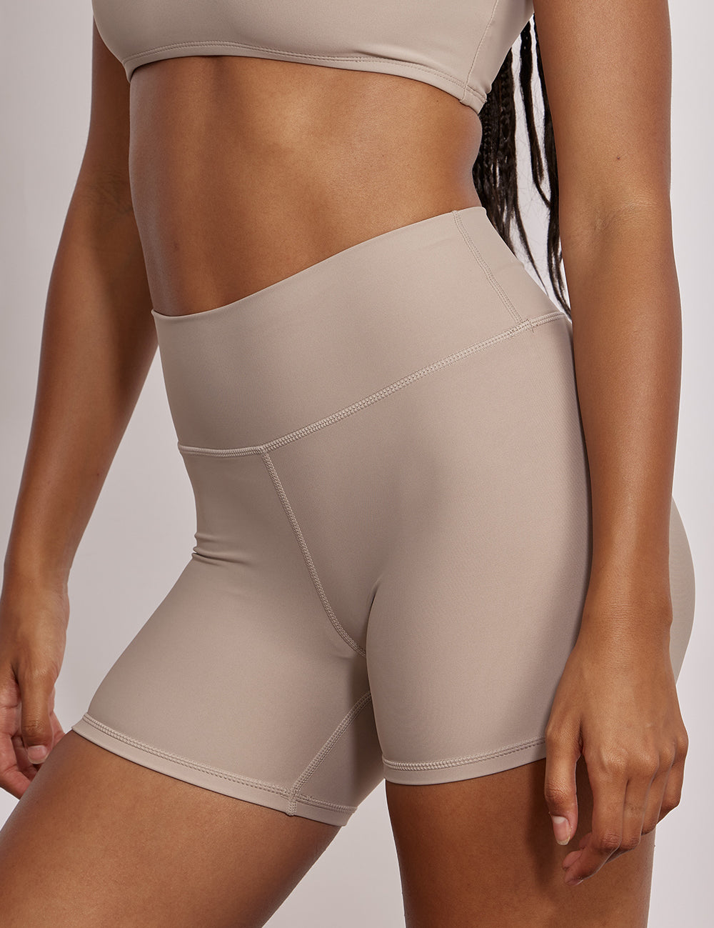 שורט מדגם ADEL 82 מבד 4 כיוונים המתקדם, בגוון אפור