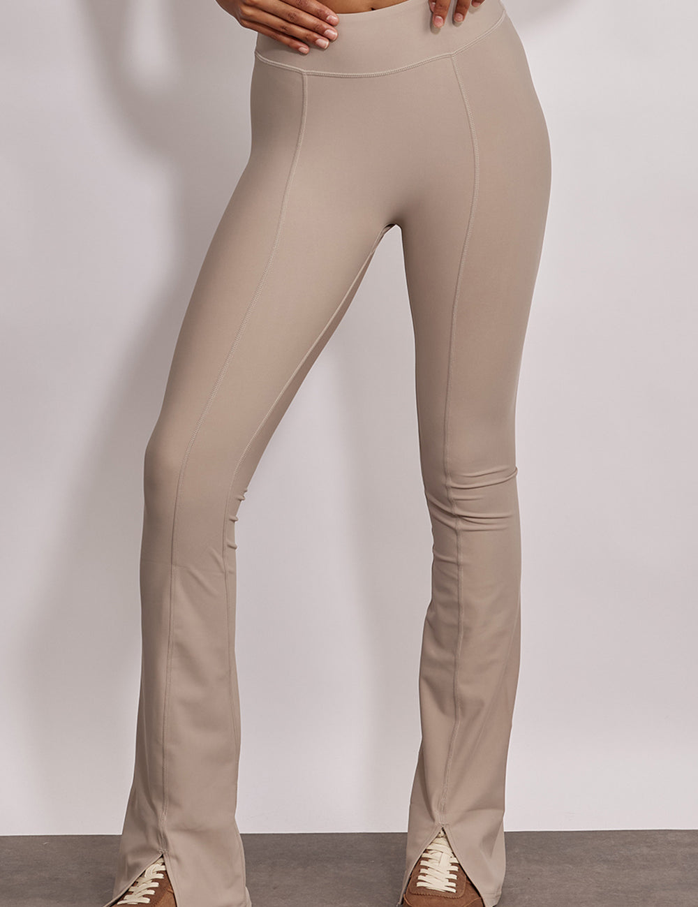 טייץ מתרחב מדגם ADEL 92 עם פתח בסיומת הרגל הקדמית ותיפורים לאורך הרגל בוון אפור