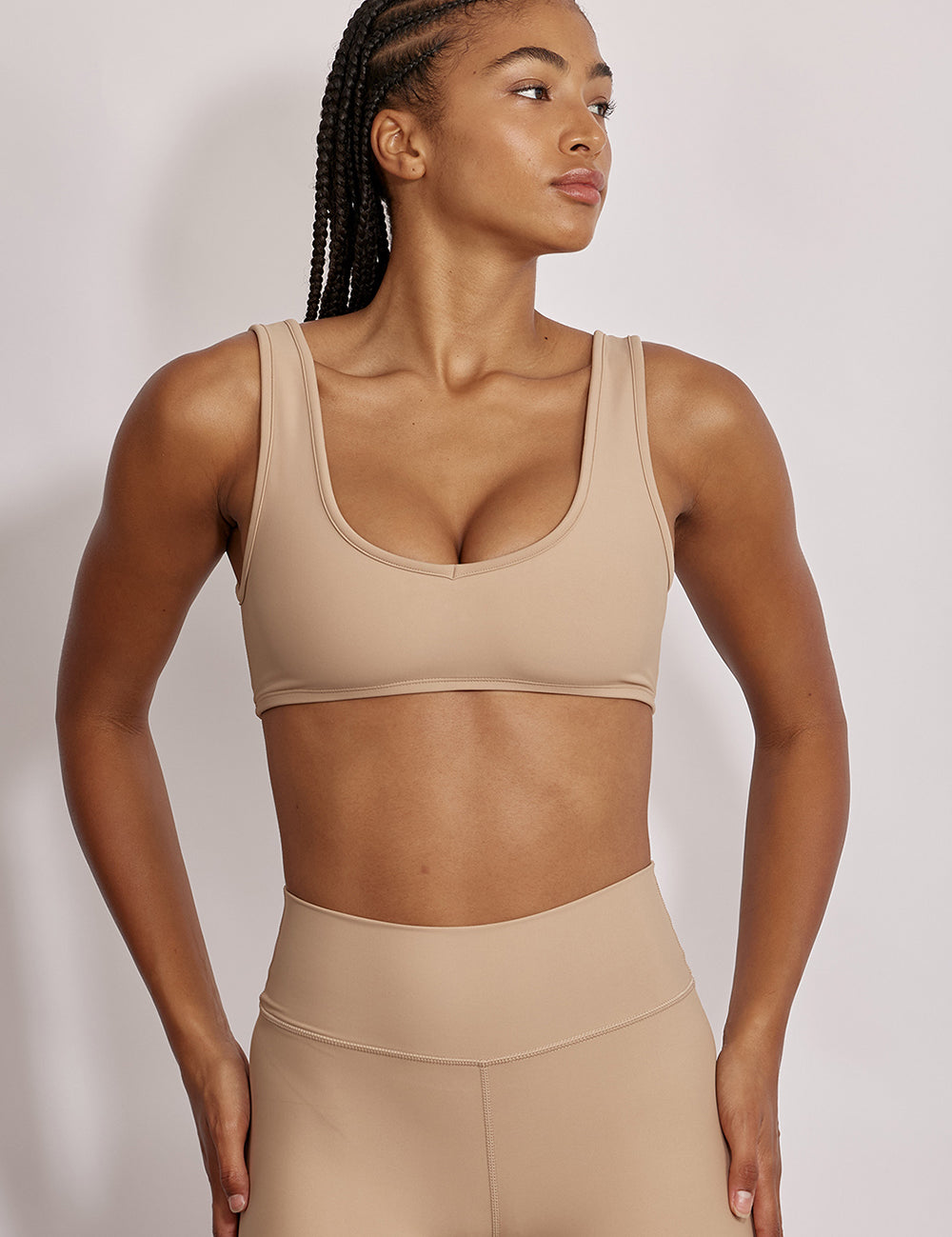 טופ מדגם ADEL 88 מבד 4 כיוונים המתקדם, בגזרת וי, הטופ ללא ריפוד נשלף וללא פתח להכנסת ריפוד - בגוון ניוד