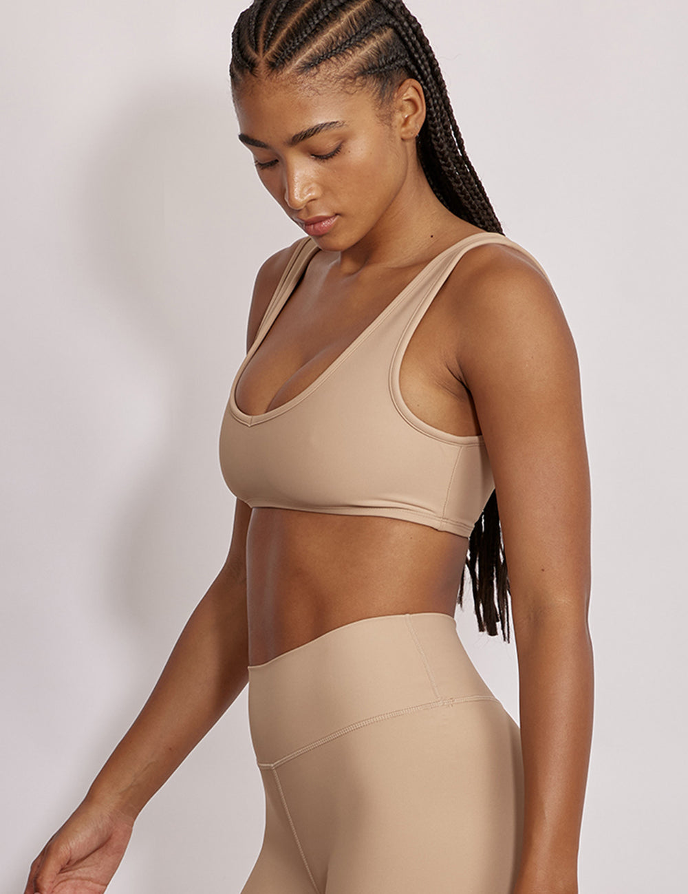 טופ מדגם ADEL 88 מבד 4 כיוונים המתקדם, בגזרת וי, הטופ ללא ריפוד נשלף וללא פתח להכנסת ריפוד - בגוון ניוד