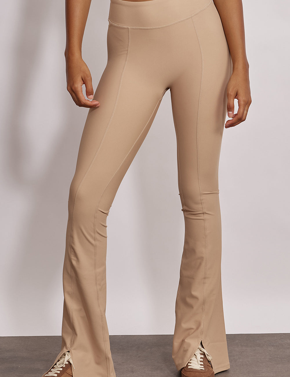 טייץ מתרחב מדגם ADEL 92 עם פתח בסיומת הרגל הקדמית ותיפורים לאורך הרגל בוון ניוד