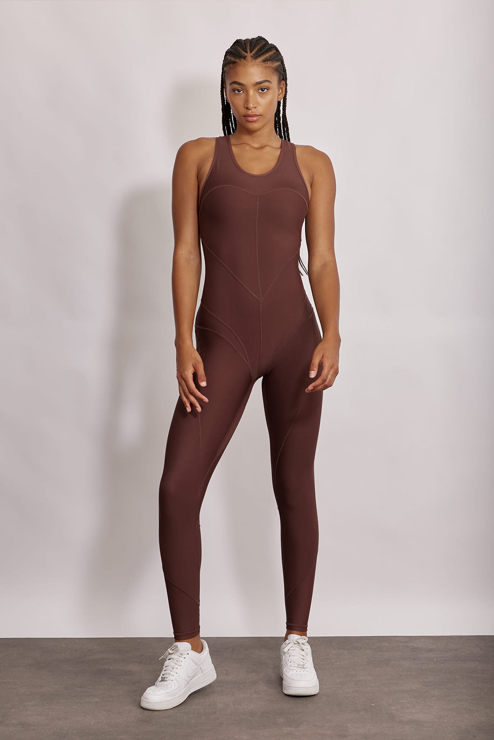 אוברול ארוך מבד 4 כיוונים, בשילוב של תפרים עליו, האוברול בשילוב ריפוד נשלף ושכבה פנימית, בגוון חום. בעיצובה של אדל בספלוב 