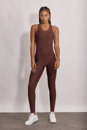 אוברול ארוך מבד 4 כיוונים, בשילוב של תפרים עליו, האוברול בשילוב ריפוד נשלף ושכבה פנימית, בגוון חום. בעיצובה של אדל בספלוב 