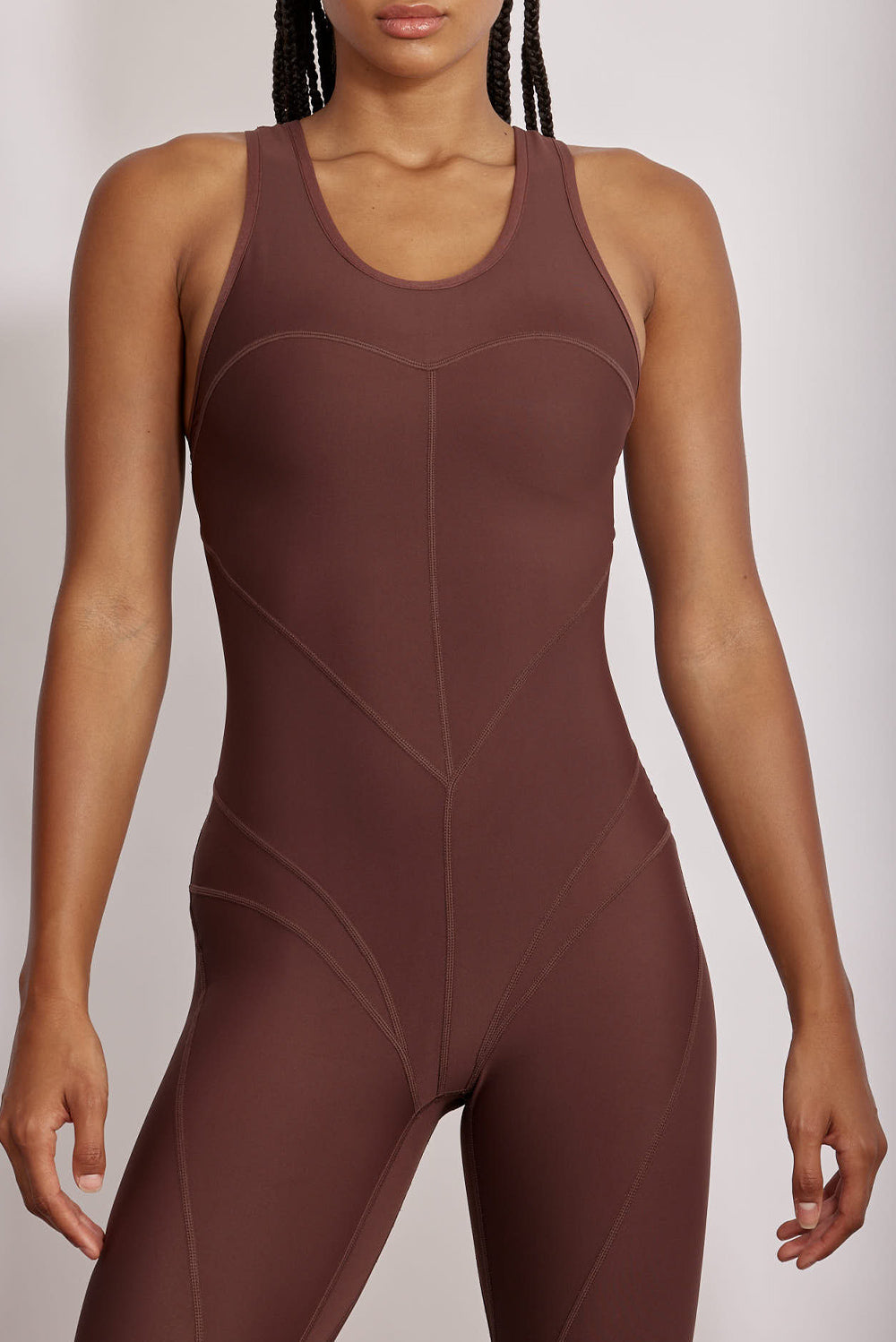 אוברול ארוך מבד 4 כיוונים, בשילוב של תפרים עליו, האוברול בשילוב ריפוד נשלף ושכבה פנימית, בגוון חום. בעיצובה של אדל בספלוב 