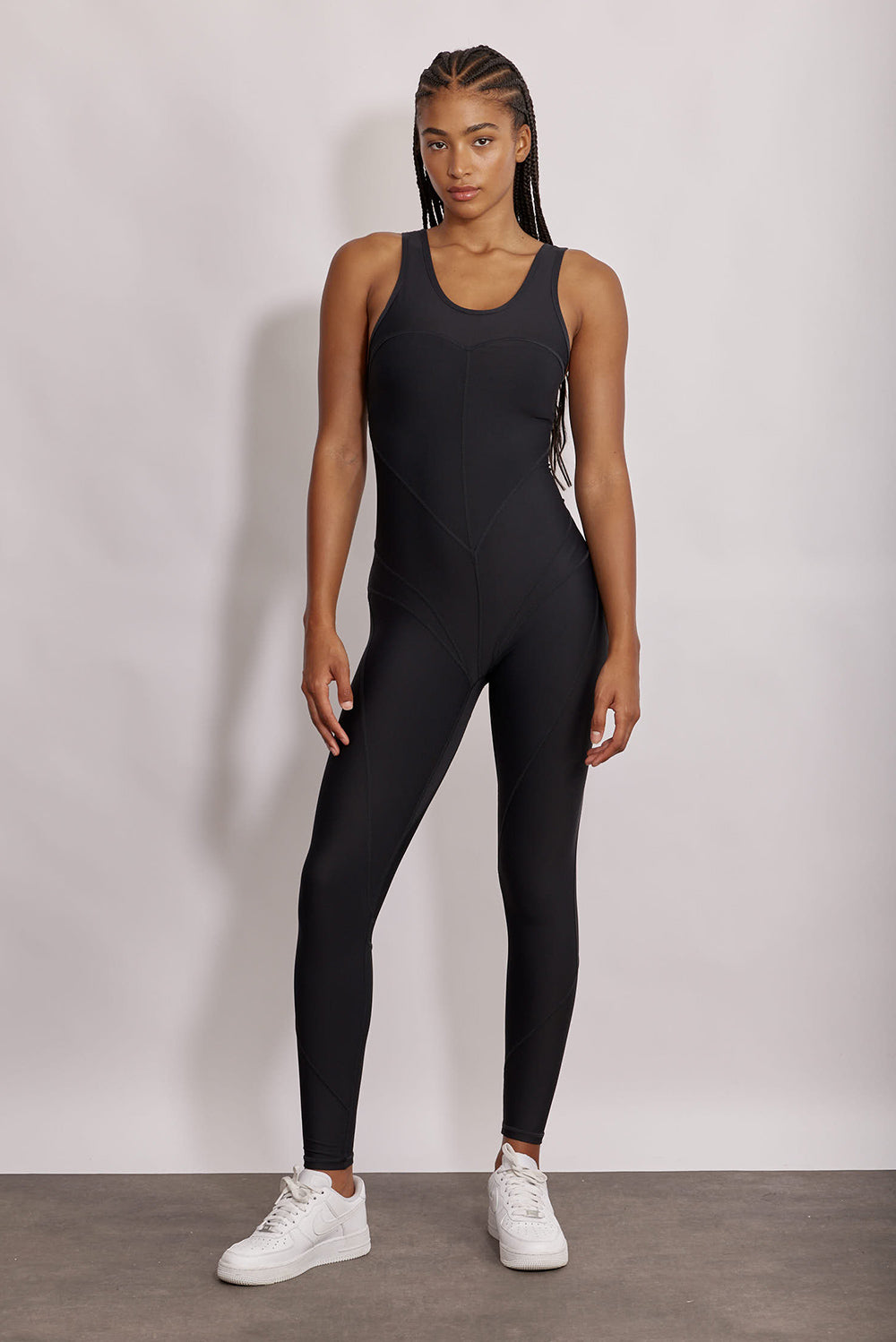 אוברול ארוך מבד 4 כיוונים, בשילוב של תפרים עליו, האוברול בשילוב ריפוד נשלף ושכבה פנימית, בגוון שחור. בעיצובה של אדל בספלוב 