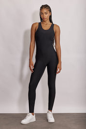 אוברול ארוך מבד 4 כיוונים, בשילוב של תפרים עליו, האוברול בשילוב ריפוד נשלף ושכבה פנימית, בגוון שחור. בעיצובה של אדל בספלוב 