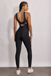 אוברול ארוך מבד 4 כיוונים, בשילוב של תפרים עליו, האוברול בשילוב ריפוד נשלף ושכבה פנימית, בגוון שחור. בעיצובה של אדל בספלוב 