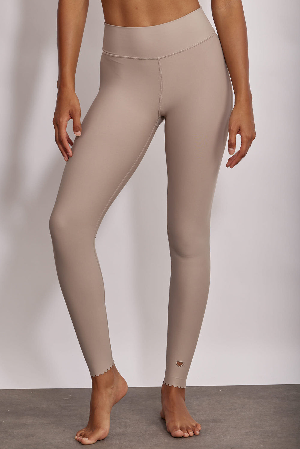 טייץ מבד 4 כיוונים בשילוב חיתוכי לייזר וצורת לייזר לב, מהקולקציה בעיצובה של אדל בספלוב בגוון אפור