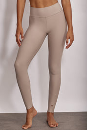 טייץ מבד 4 כיוונים בשילוב חיתוכי לייזר וצורת לייזר לב, מהקולקציה בעיצובה של אדל בספלוב בגוון אפור