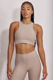 גופיה קצרה מהקולקציה בעיצובה של אדל בספלוב, בשילוב של חיתוכי לייזר, חיתוך לב בפריט ושכבה פנימית (עם ריפוד נשלף) גוון אפור.