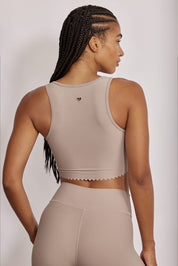 גופיה קצרה מהקולקציה בעיצובה של אדל בספלוב, בשילוב של חיתוכי לייזר, חיתוך לב בפריט ושכבה פנימית (עם ריפוד נשלף) גוון אפור.