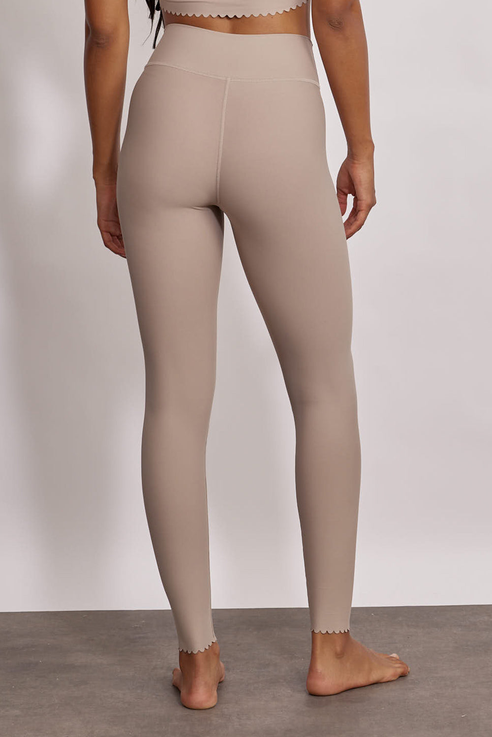 טייץ מבד 4 כיוונים בשילוב חיתוכי לייזר וצורת לייזר לב, מהקולקציה בעיצובה של אדל בספלוב בגוון אפור